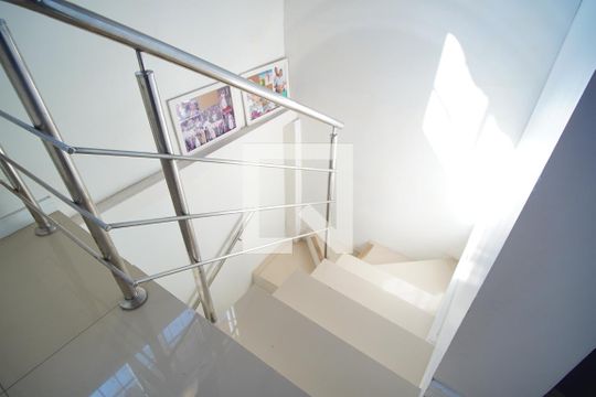 Escada - Acesso Quintal/Churrasqueira de casa à venda com 4 quartos, 100m² em Jardim Carvalho, Porto Alegre