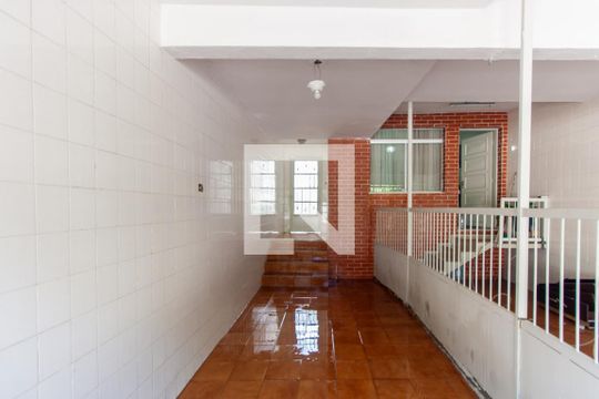 Garagem de casa para alugar com 3 quartos, 100m² em Jardim Avelino, São Paulo