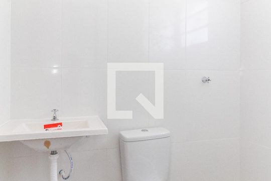 Banheiro de apartamento para alugar com 2 quartos, 40m² em Vila Taquari, São Paulo