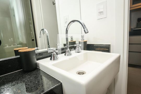 Banheiro de kitnet/studio para alugar com 1 quarto, 24m² em Cerqueira César, São Paulo