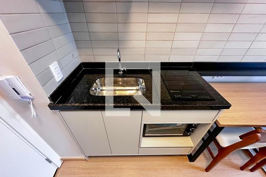 Cozinha de apartamento para alugar com 1 quarto, 33m² em Santo Amaro, São Paulo