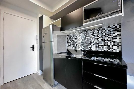 Cozinha de kitnet/studio para alugar com 1 quarto, 25m² em Jardim das Acácias, São Paulo