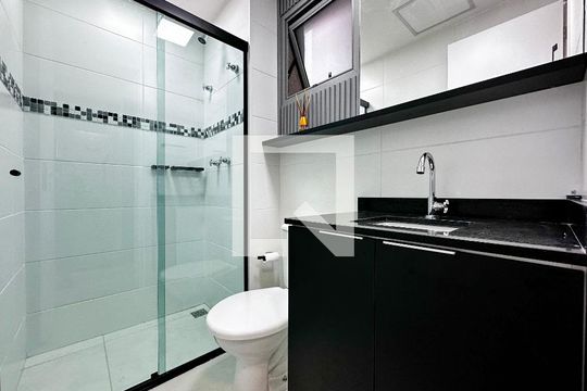 Banheiro de kitnet/studio para alugar com 1 quarto, 25m² em Jardim das Acácias, São Paulo