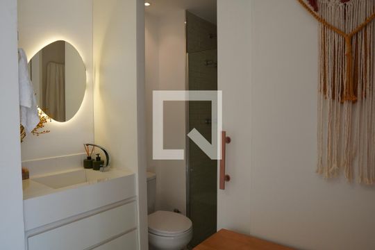 Banheiro de kitnet/studio à venda com 1 quarto, 27m² em Pinheiros, São Paulo