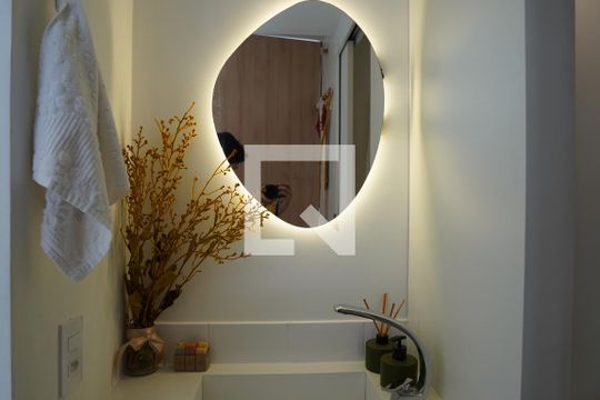 Banheiro de kitnet/studio à venda com 1 quarto, 27m² em Pinheiros, São Paulo