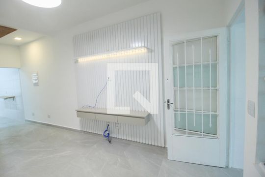 Sala de casa à venda com 3 quartos, 180m² em Vila Claudia, São Paulo
