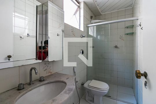 Banheiro  de apartamento à venda com 4 quartos, 110m² em Santo Antônio, Belo Horizonte