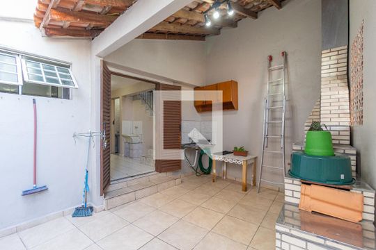 Quintal de casa à venda com 4 quartos, 210m² em Vila Osasco, Osasco