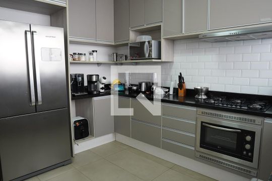 Cozinha de casa para alugar com 4 quartos, 278m² em Boaçava, São Paulo