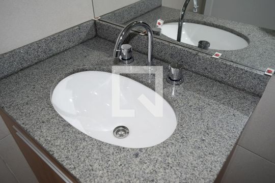 Banheiro de kitnet/studio à venda com 1 quarto, 30m² em Pinheiros, São Paulo