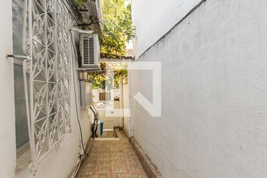Área comum de acesso de casa para alugar com 1 quarto, 49m² em Penha Circular, Rio de Janeiro