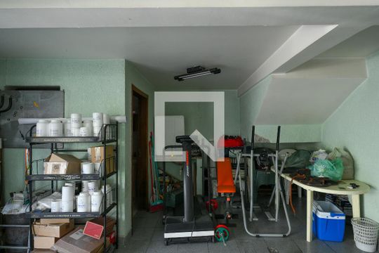Garagem de casa à venda com 3 quartos, 220m² em Vila Liviero, São Paulo