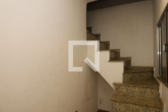 Escada de casa para alugar com 3 quartos, 100m² em Jardim Nazareth, São Paulo