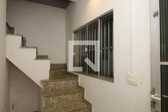 Escada de casa para alugar com 3 quartos, 100m² em Jardim Nazareth, São Paulo