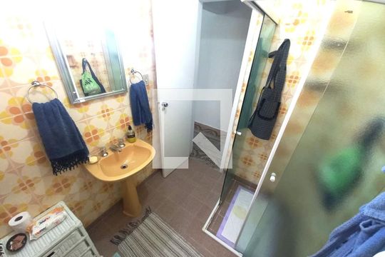 Banheiro 2 de casa para alugar com 3 quartos, 210m² em Vila Cascatinha, São Vicente