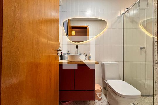 Banheiro da suíte de apartamento à venda com 3 quartos, 140m² em Vila Pires, Santo André