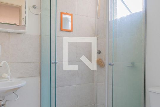 Banheiro de apartamento à venda com 2 quartos, 42m² em Vila Nova, Porto Alegre