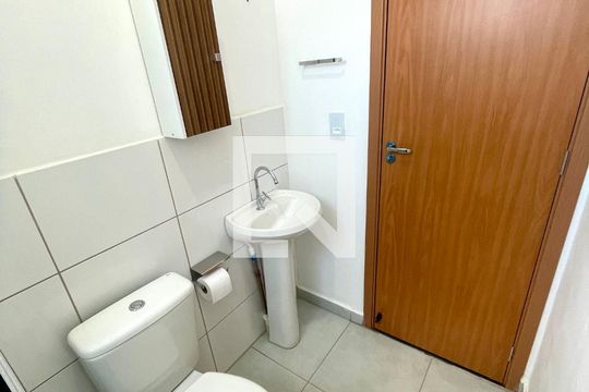 Banheiro  de apartamento à venda com 2 quartos, 43m² em Rio Abaixo, Jundiaí