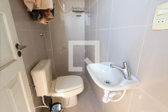 Banheiro de serviço de apartamento para alugar com 3 quartos, 110m² em Vila Mariana, São Paulo