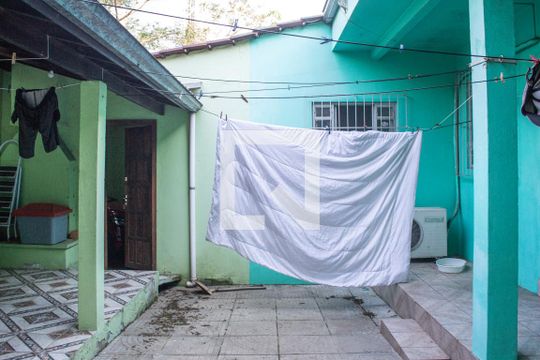 Área externa de casa à venda com 5 quartos, 193m² em Partenon, Porto Alegre