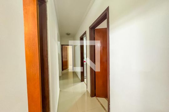 Corredor de casa à venda com 3 quartos, 360m² em Jardim Andrea Demarchi, São Bernardo do Campo