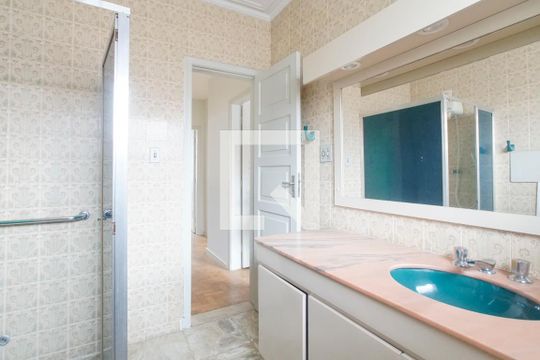 Banheiro social  de casa à venda com 5 quartos, 200m² em Pinheiros, São Paulo