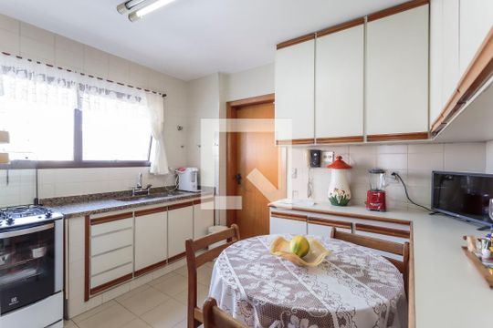 Cozinha de apartamento à venda com 3 quartos, 255m² em Indianópolis, São Paulo