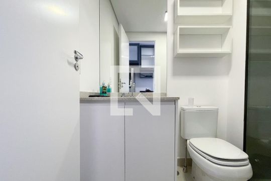 Banheiro de kitnet/studio à venda com 1 quarto, 27m² em Pinheiros, São Paulo