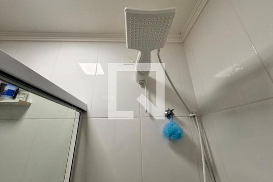 Banheiro de apartamento para alugar com 2 quartos, 51m² em Vila Vitória, Santo André