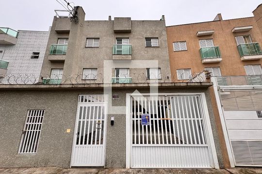Fachada + plaquinha de apartamento para alugar com 2 quartos, 51m² em Vila Vitória, Santo André