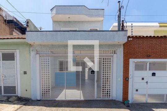 Fachada de casa à venda com 4 quartos, 148m² em Vila Canero, São Paulo