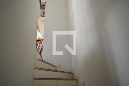Escada de apartamento à venda com 2 quartos, 88m² em Morro do Confisco, Contagem