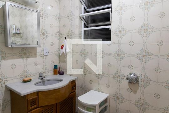 Banheiro de apartamento à venda com 1 quarto, 45m² em Navegantes, Porto Alegre