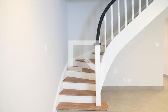 Escadas de casa para alugar com 2 quartos, 125m² em Mirandópolis, São Paulo