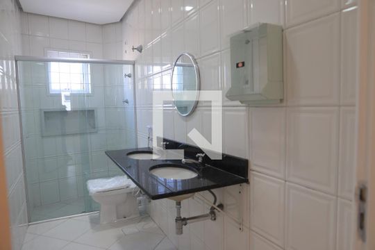 Banheiro da Suíte 1 de casa para alugar com 2 quartos, 125m² em Mirandópolis, São Paulo