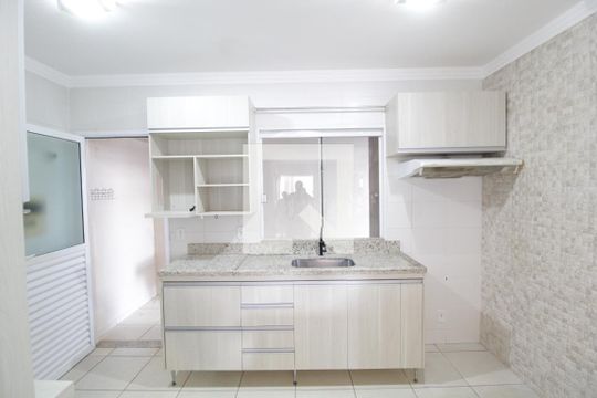 Cozinha de casa para alugar com 2 quartos, 70m² em Jardim Holanda, Uberlândia