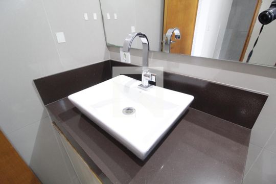 Banheiro Social de casa para alugar com 2 quartos, 70m² em Jardim Holanda, Uberlândia