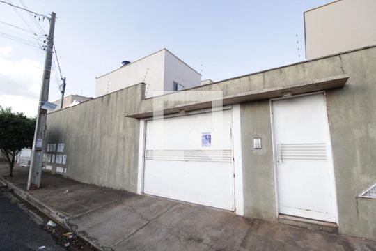 Fachada de casa para alugar com 2 quartos, 70m² em Jardim Holanda, Uberlândia
