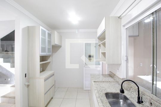 Cozinha de casa para alugar com 2 quartos, 70m² em Jardim Holanda, Uberlândia