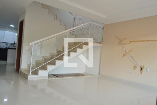 Sala de casa de condomínio para alugar com 5 quartos, 320m² em Jacarepaguá, Rio de Janeiro