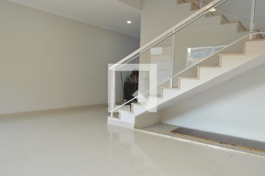 Sala de casa de condomínio para alugar com 5 quartos, 320m² em Jacarepaguá, Rio de Janeiro