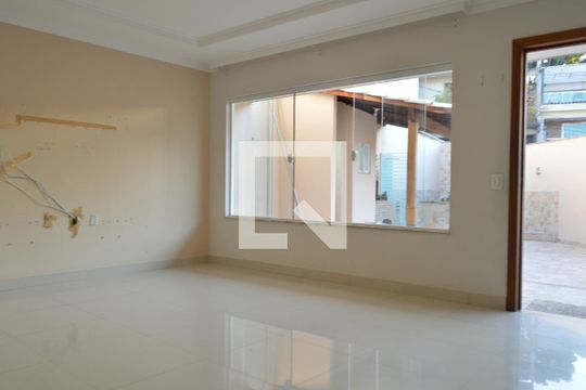 Sala de casa de condomínio para alugar com 5 quartos, 320m² em Jacarepaguá, Rio de Janeiro