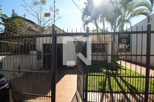 Fachada de casa para alugar com 2 quartos, 100m² em Azenha, Porto Alegre