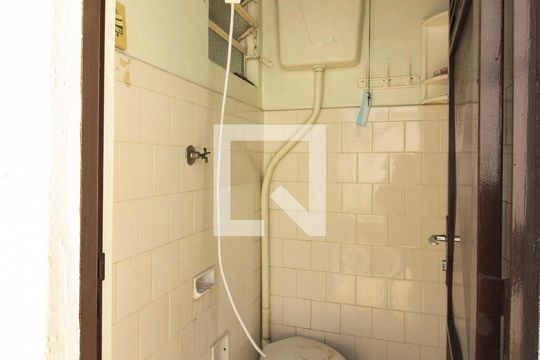 Banheiro de serviço de casa para alugar com 2 quartos, 100m² em Azenha, Porto Alegre