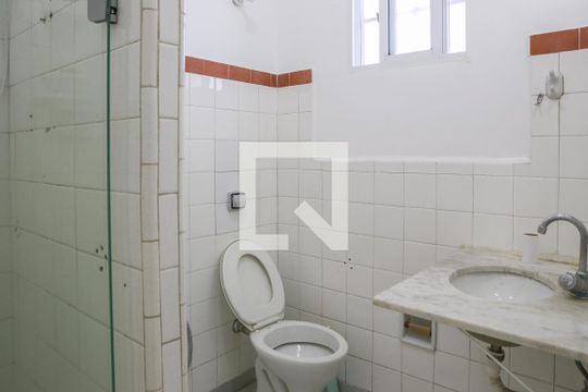 Banheiro de casa para alugar com 2 quartos, 75m² em Vila Ipojuca, São Paulo