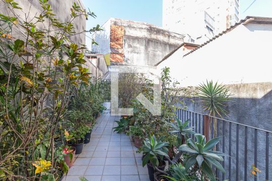 Quintal de casa à venda com 3 quartos, 215m² em Vila Osasco, Osasco