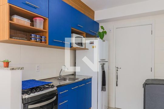Cozinha de apartamento para alugar com 1 quarto, 27m² em Jardim Mirante, São Paulo