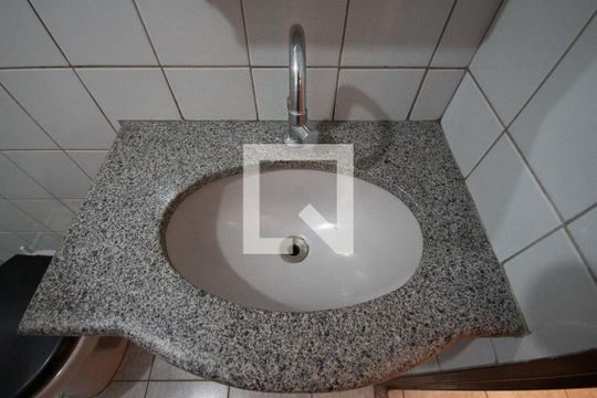 Banheiro de apartamento para alugar com 1 quarto, 44m² em Parque Industrial Lagoinha, Ribeirão Preto