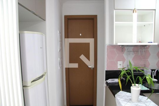 Cozinha porta acesso ao banheiro  de apartamento para alugar com 1 quarto, 37m² em Centro, Guarulhos