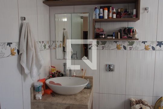 Banheiro da Suíte de casa à venda com 2 quartos, 349m² em Vila Santa Terezinha, Várzea Paulista